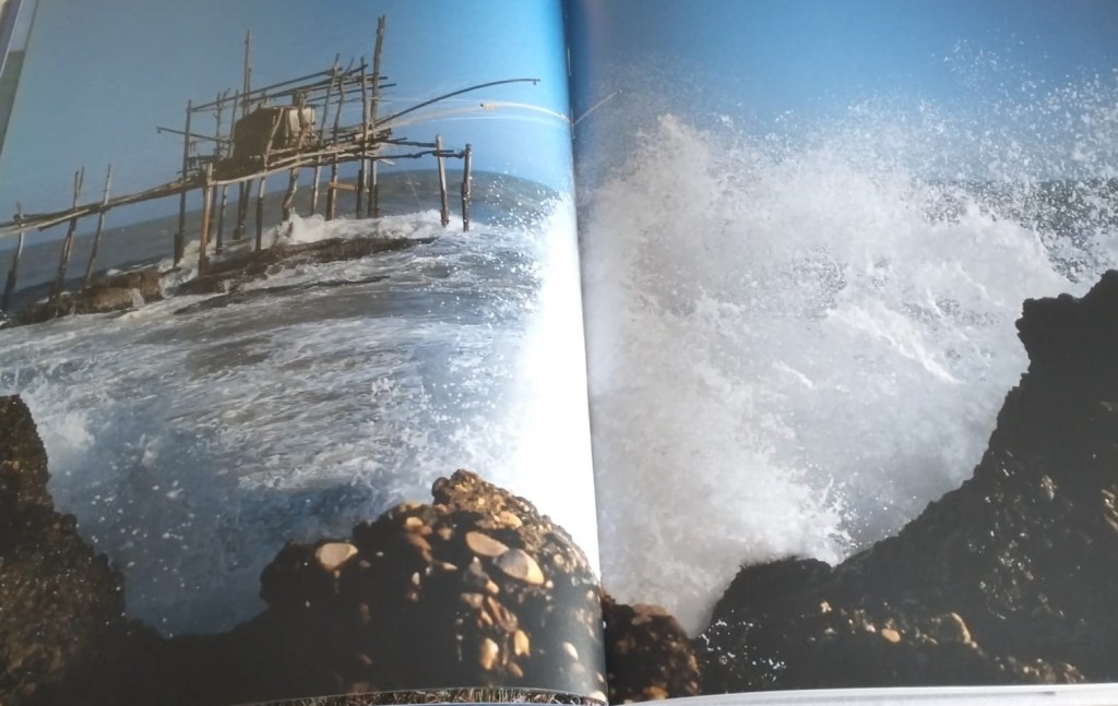 “Tra le onde che si infrangono e i trabocchi che resistono, Fossacesia racconta la forza e la poesia della Costa dei Trabocchi. Un paesaggio autentico dove natura e tradizione dialogano da secoli.”